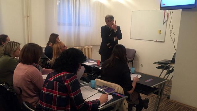 Sudija apelacionog suda u učionici u Beogradu